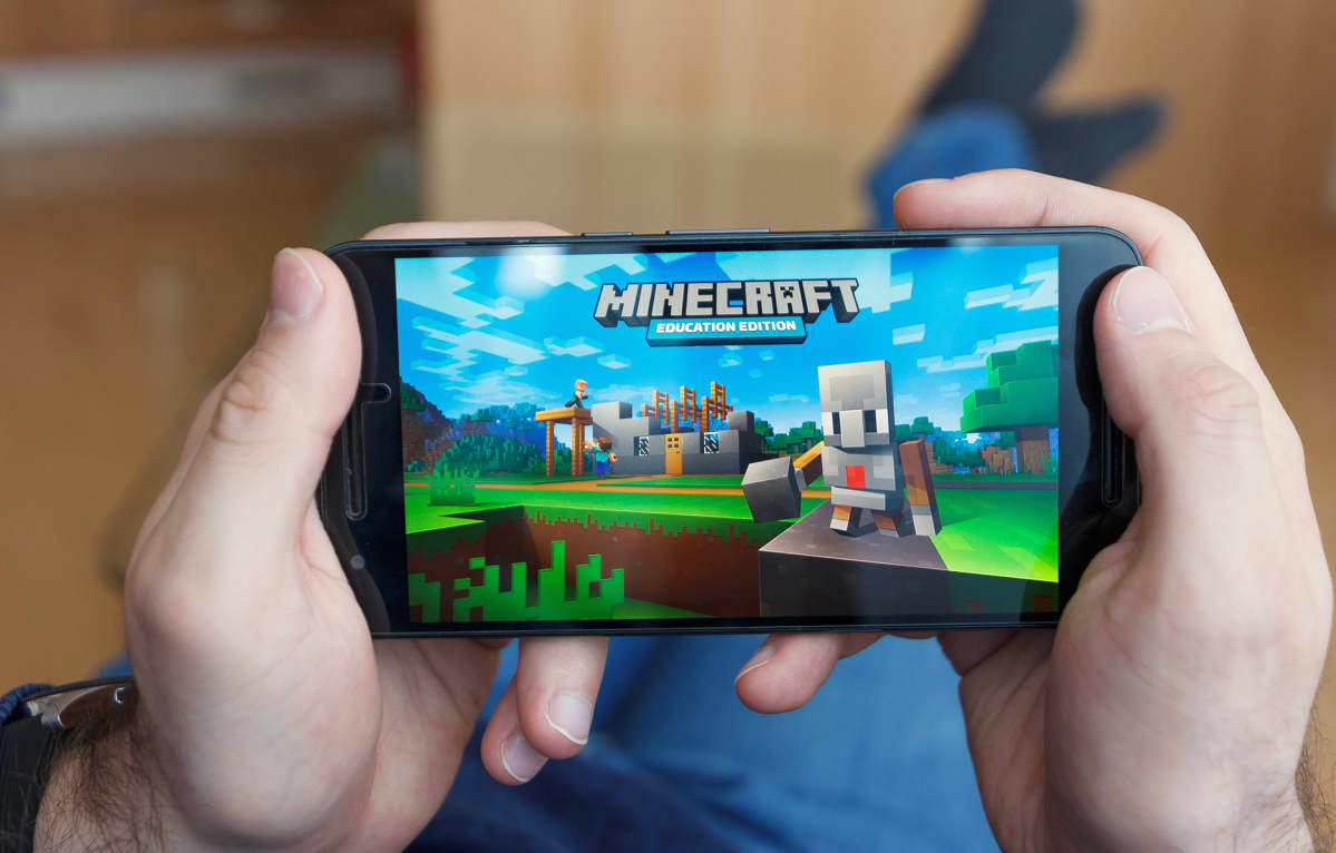 poika pelaa minecraftia kännykällä