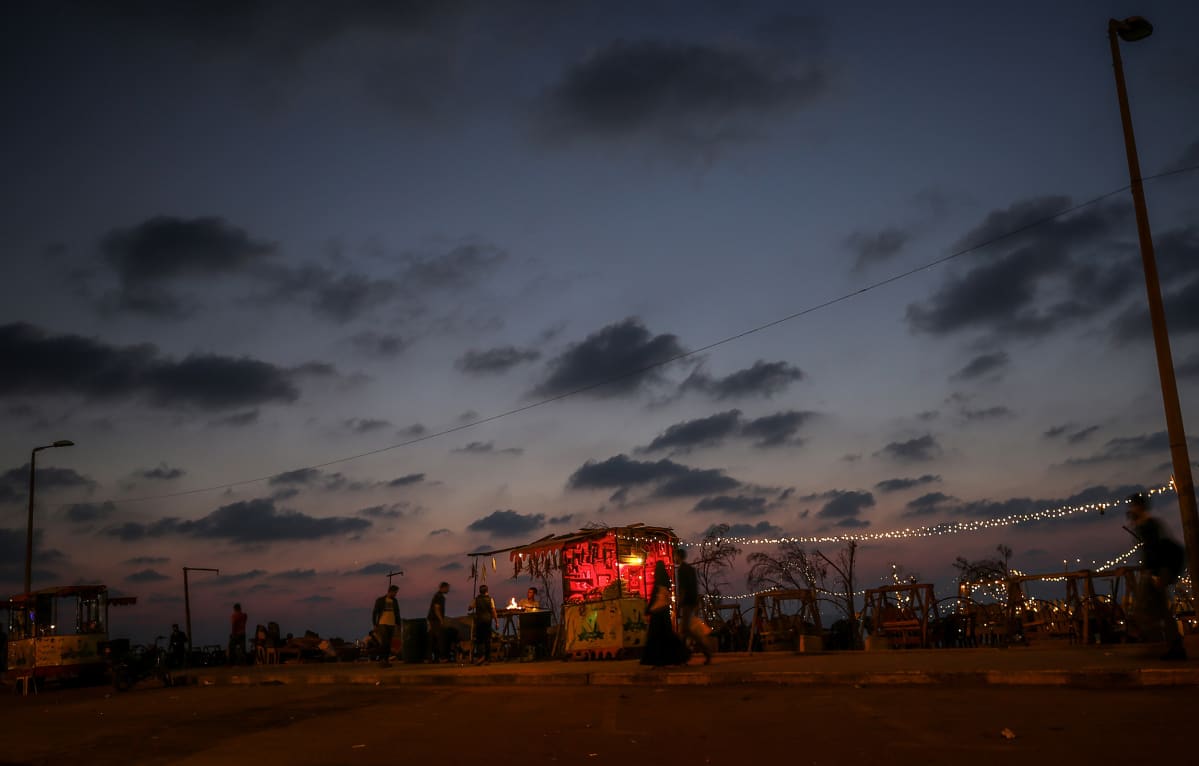 Palestiinalaismies myy maissia ja kahvia Gazan rannalla.