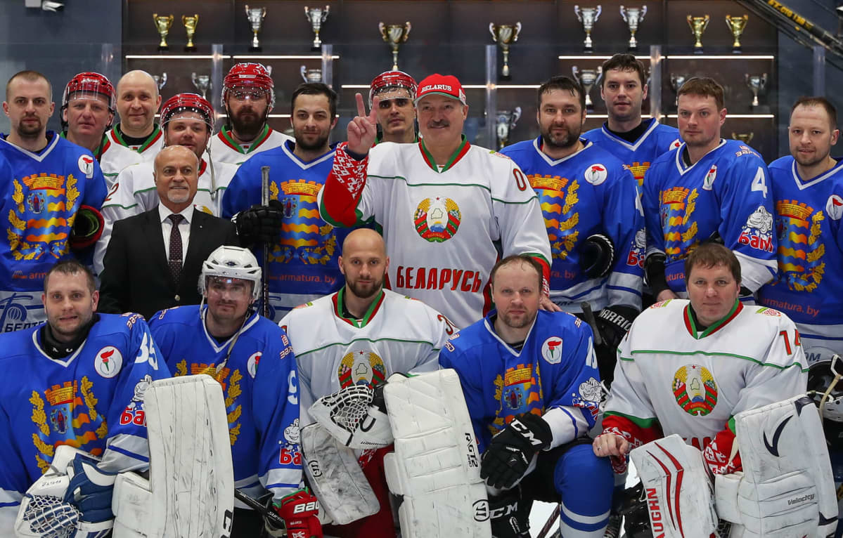 Aljaksandr Lukashenka pelaajien keskellä huhtikuussa Minskissä pidetyssä jääkiekkoturnauksessa.