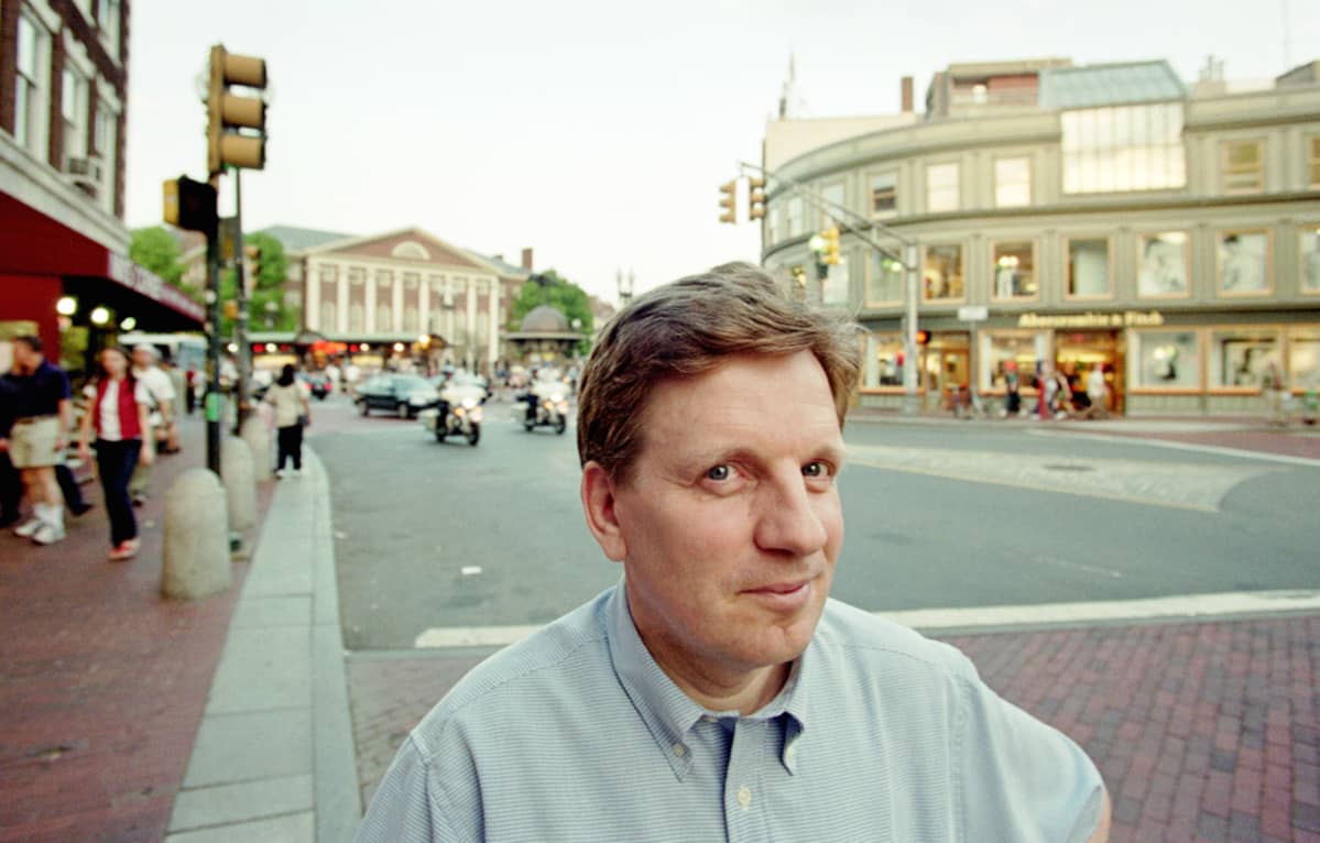 Esko Aho Cambridgen keskustassa viimeisen luentonsa jälkeen toukokuussa 2001.