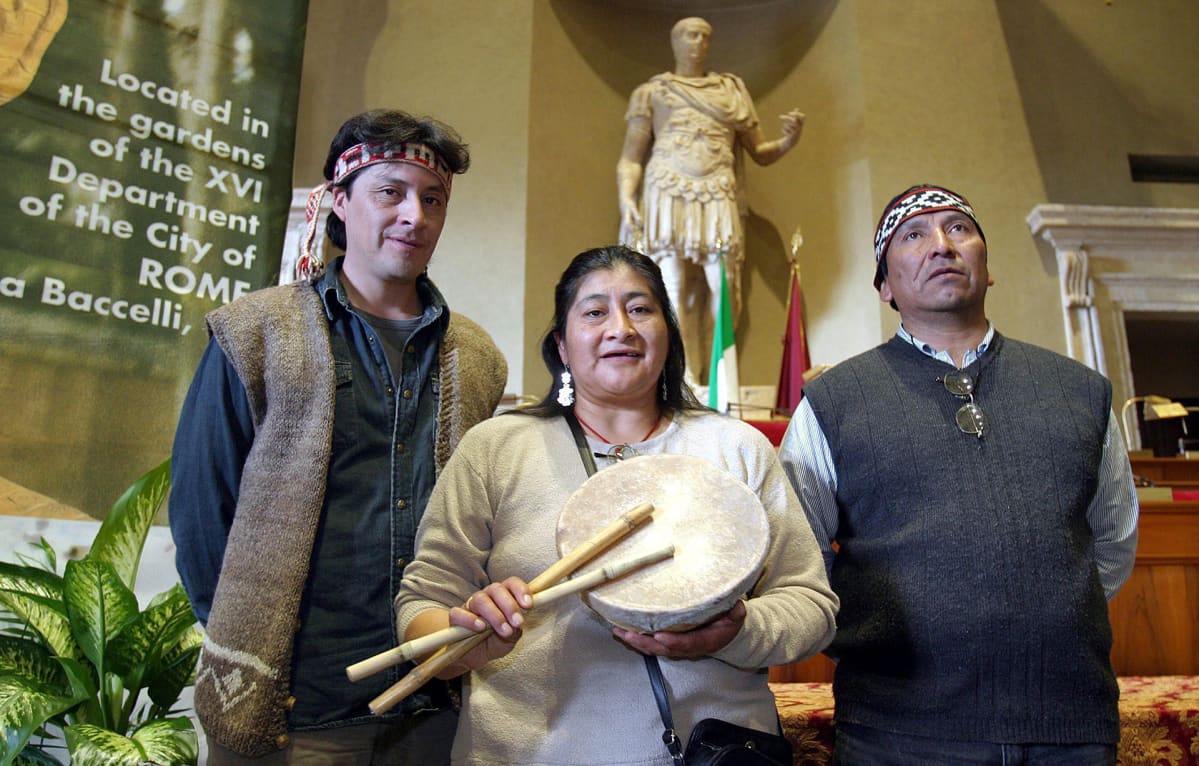 Mapuche-intiaanit Mauro Millon (vas.), Rosa Sara Rua Nahuelquir ja Atilio Curinanco kuvattuna Roomassa World Summit of Nobel Peace Laureates -tapahtumassa 10. marraskuuta 2004.
