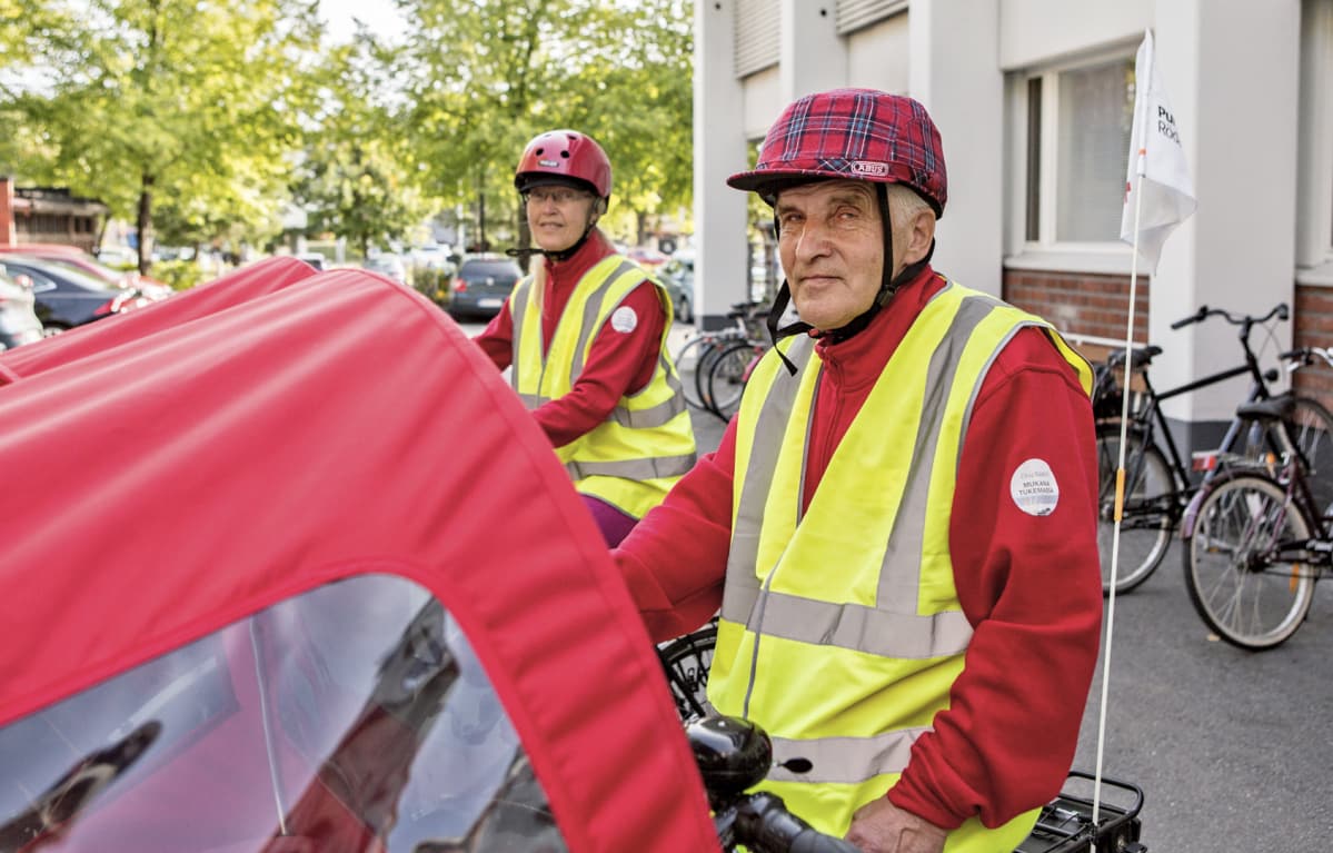 ja Mikko Lampinen ovat riksan kuljettajia.