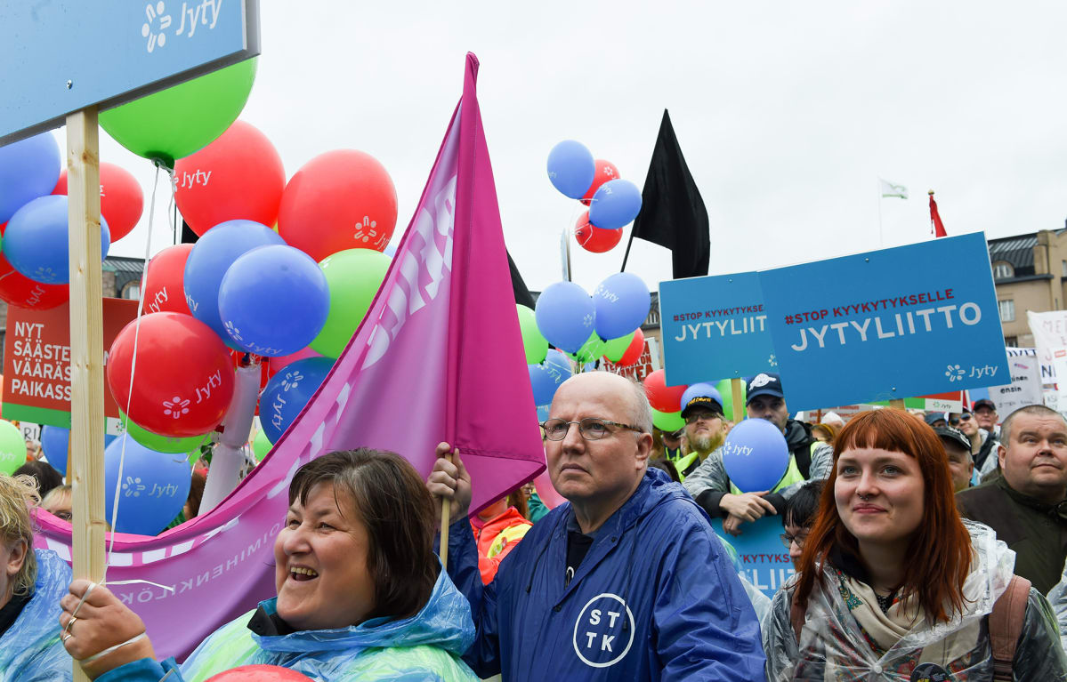 Palkansaajien mielenilmaus Helsingin Rautatientorilla 18. syyskuuta 2015.