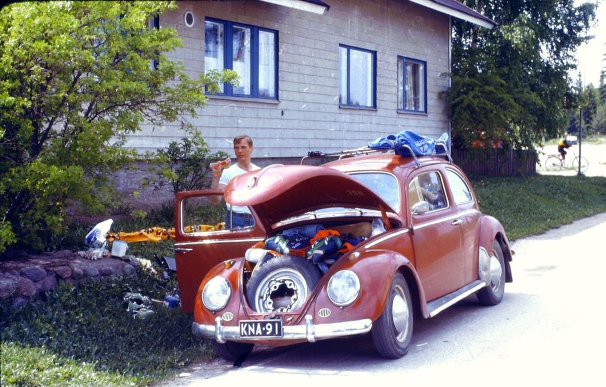 Punainen kulpavolkkari, katolla suksia.