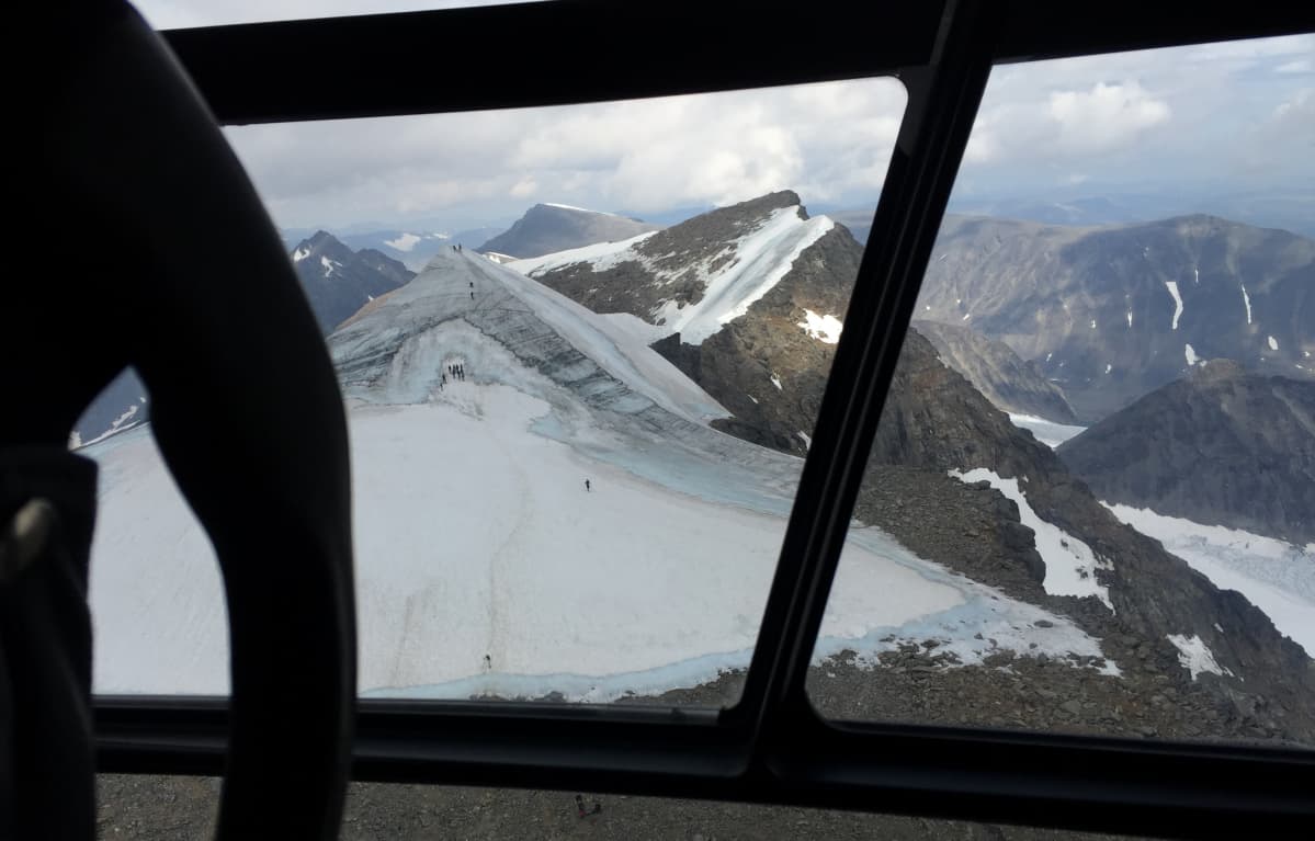 Kebnekaiset etelä- ja pohjoishuiput kuvattuna helikopterista.