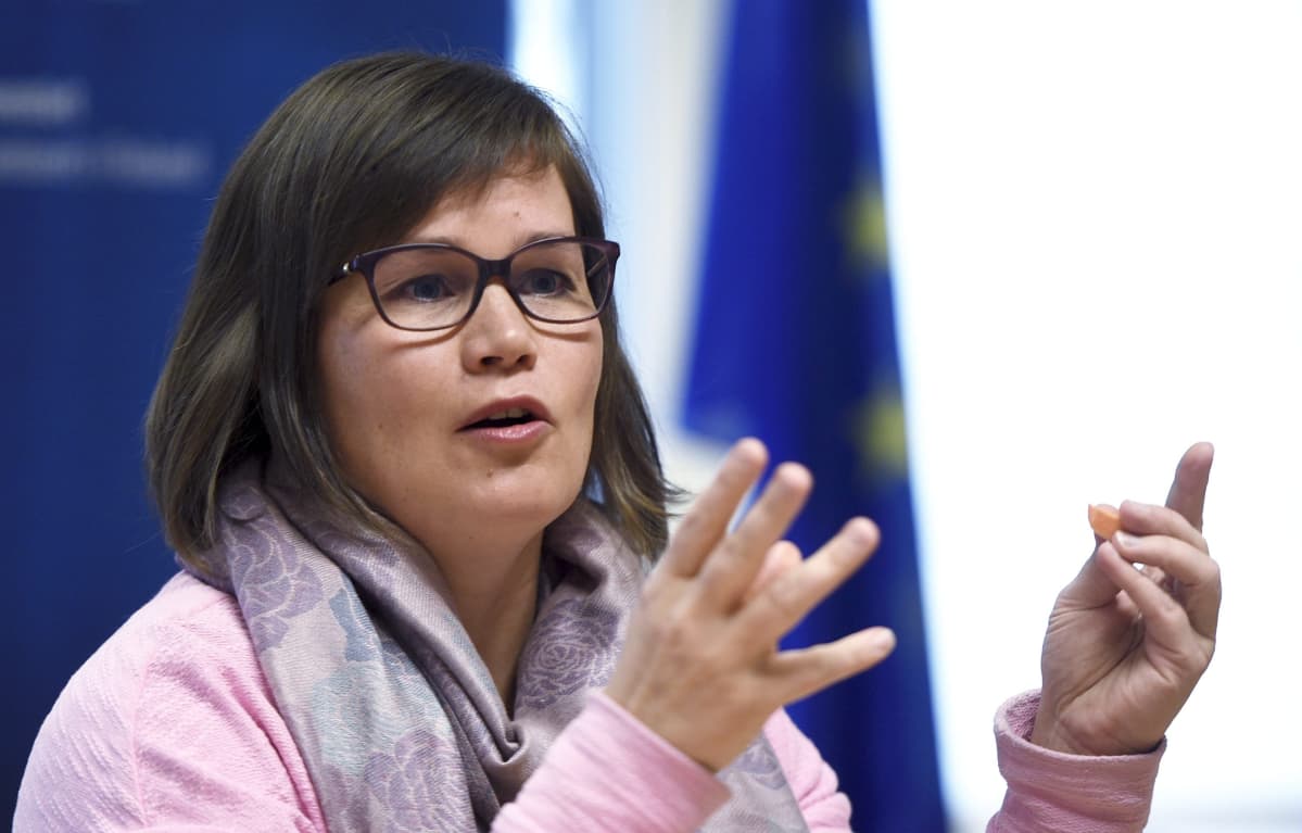 LKS 20190412 Europarlamentaarikko Mirja Vehkaperä (kesk., ALDE) Euroopan parlamentin vaalikauden viimeisillä pressikahveilla Helsingissä 12. huhtikuuta 2019.