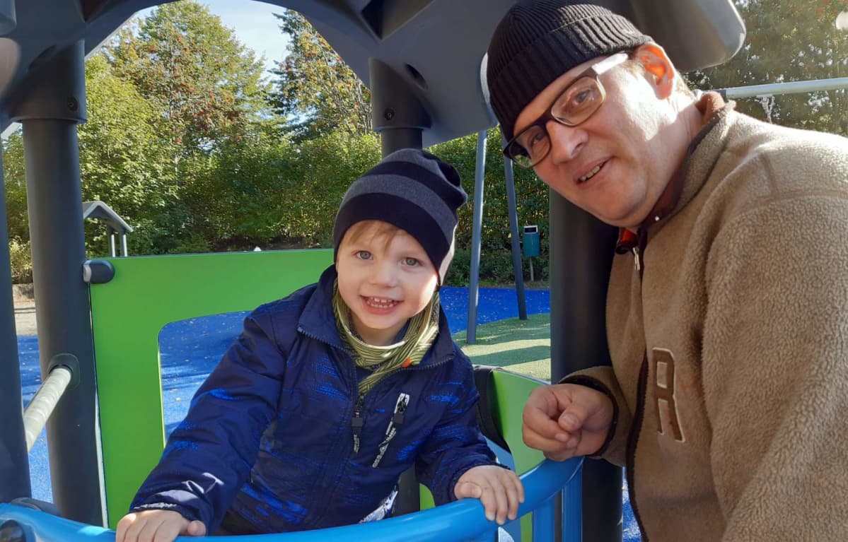 Juhana Mäkitöyli ja kohta kolmevuotias Alvaro-poikansa