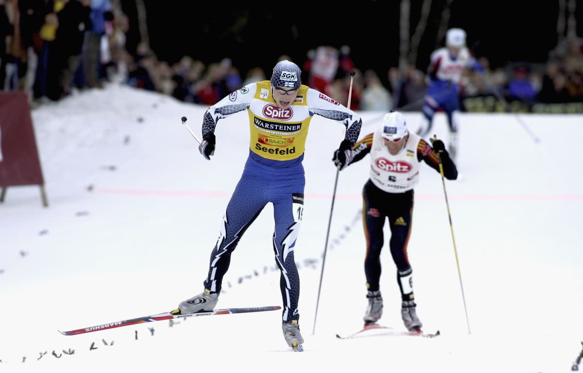 Hannu Manninen pyyhki kilpakumppaneillaan lattiaa kauden 2004–2005 maailmancupissa ennen Oberstdorfin MM-kisoja.