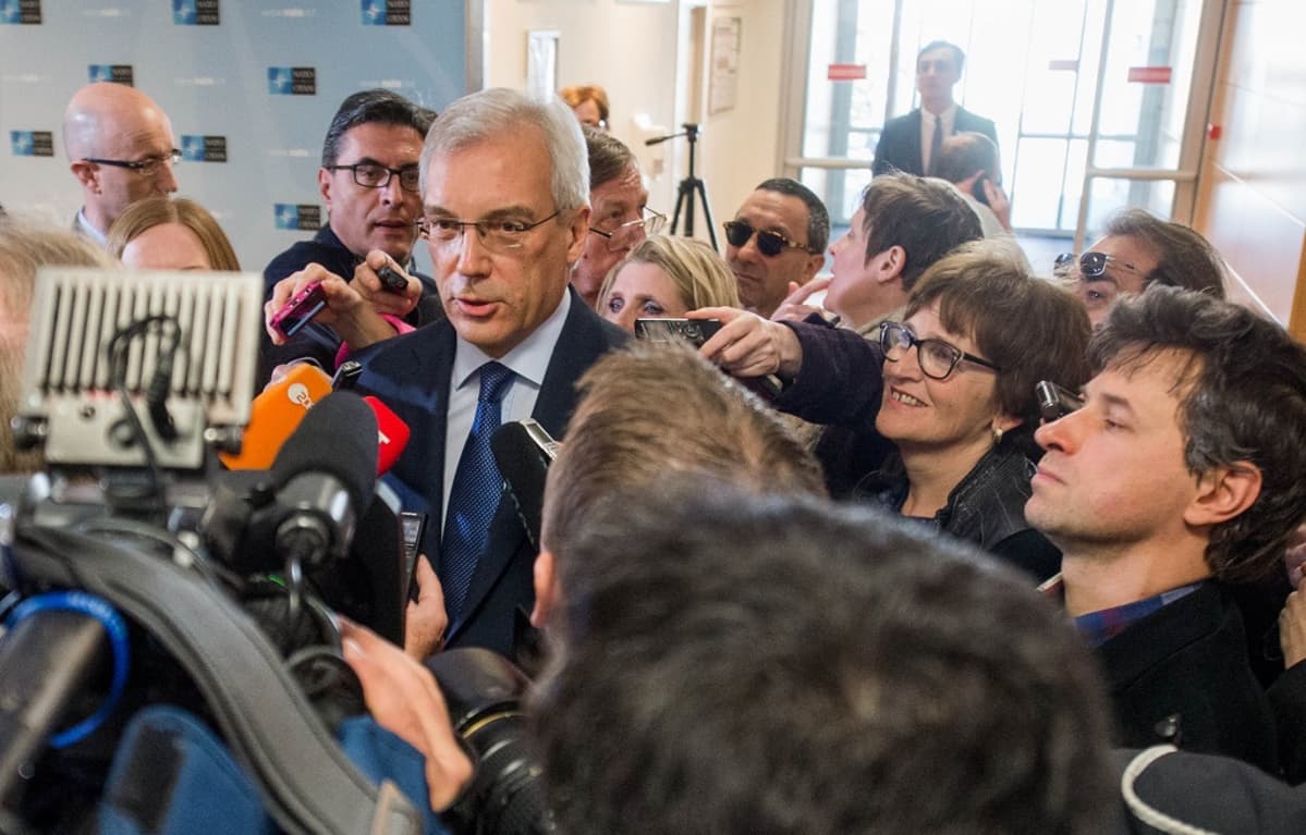 Venäjän Nato-lähettiläs Aleksander Grushko toimittajien ympäröimänä.