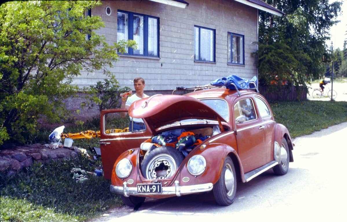 Punainen kulpavolkkari, katolla suksia.