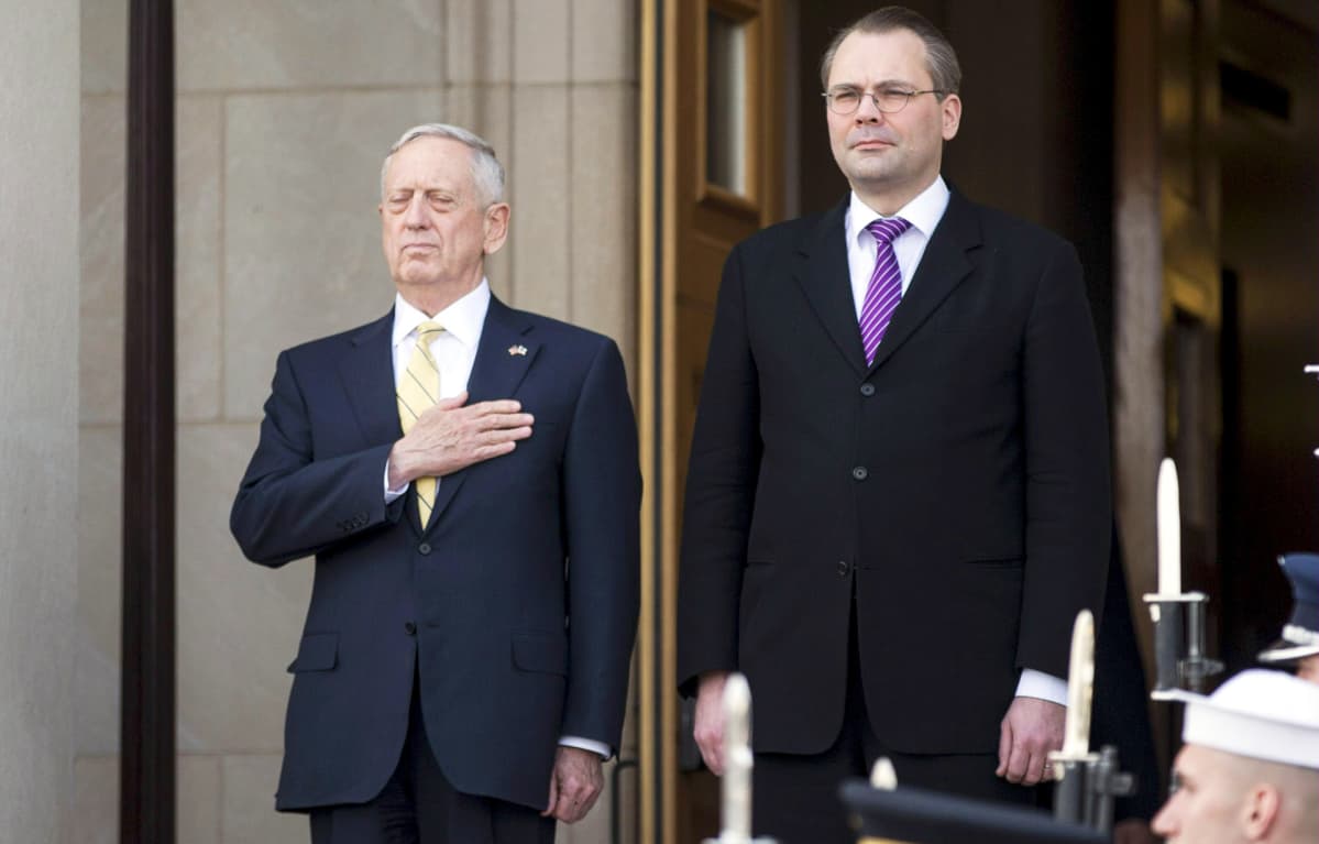 James Mattis ja Jussi Niinistö kuuntelivat Suomen ja Yhdysvaltain kansallislauluja Washingtonissa 21. maaliskuuta.