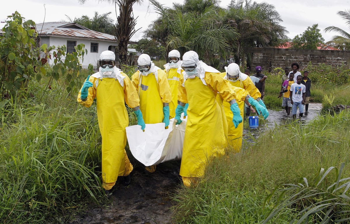 Hoitajat kantoivat Ebola-viruksen uhria Monroviassa, Liberiassa syyskuussa 2014.