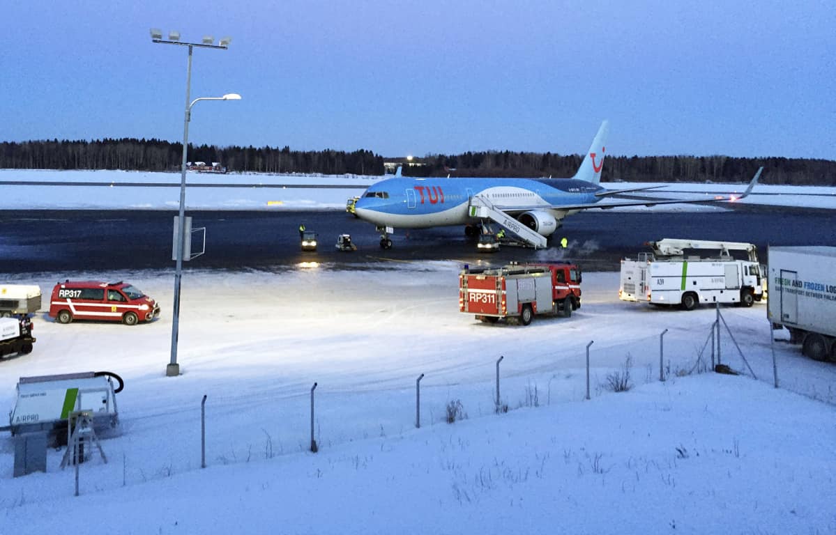 Vaasa lentokenttä TUI lentokone.