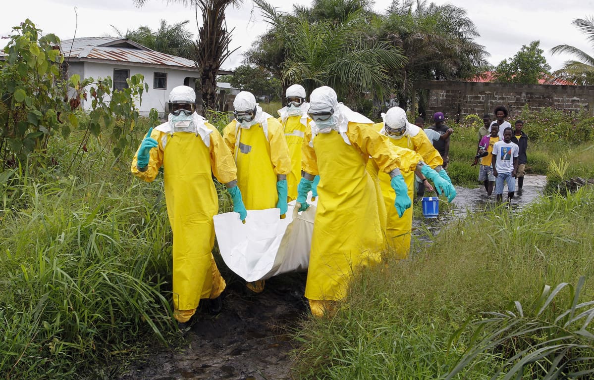 Hoitajat kantoivat Ebola-viruksen uhria Monroviassa, Liberiassa syyskuussa 2014.