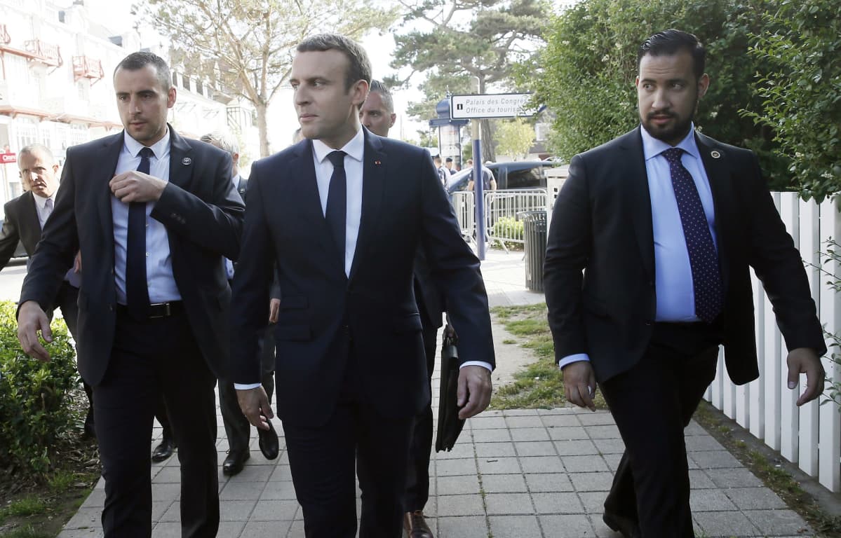 Ranskan presidentin avustajana kesäkuussa 2017 ollut Alexandre Benalla kävelee oikealla.