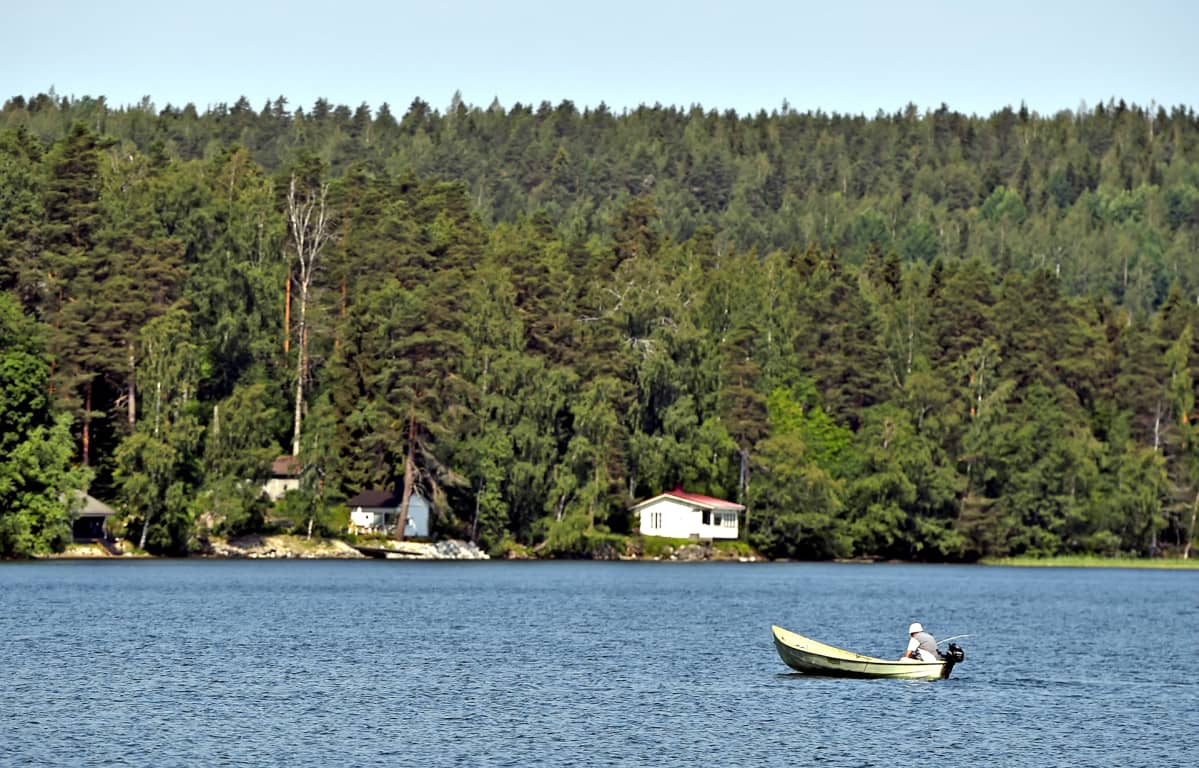 Veneilijä järvellä Lahdessa 20. kesäkuuta 2019.