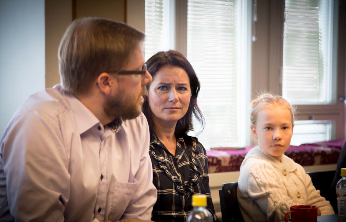 A J Annila, Sidse Babett Knudsen ja Eedit Patrakka Ikitien lehdistötilaisuudessa