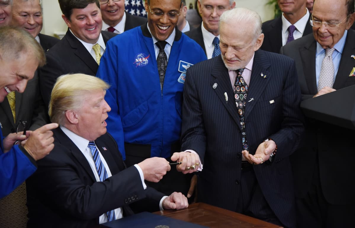 Viime kesäkuussa presidentti Trump antoi Aldrinille kynän allekirjoitettuaan asetuksen perustaa uudelleen Kansallinen avaruusneuvosto.