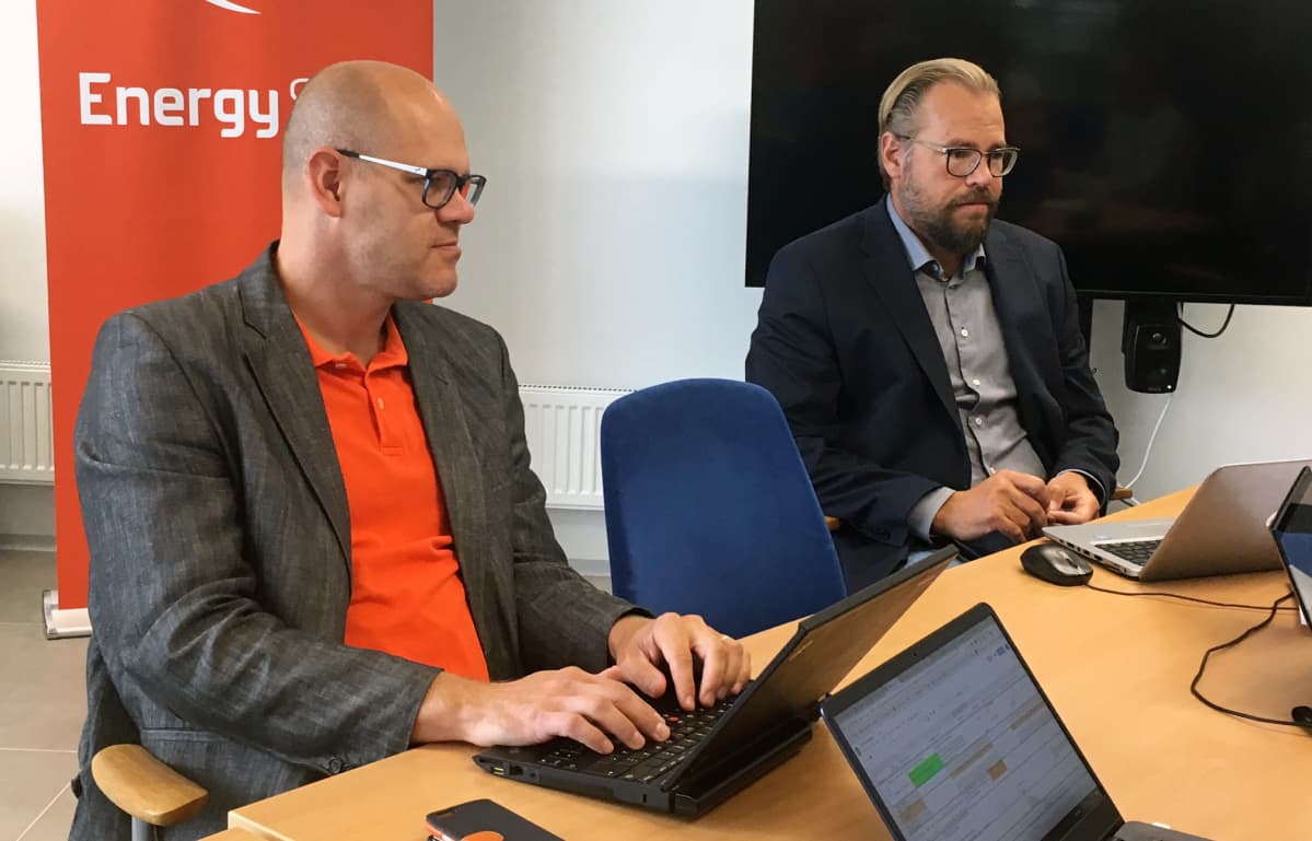 Marko Koski ja Marko Kuokkanen istuvat pöydän äärellä keskustelemassa