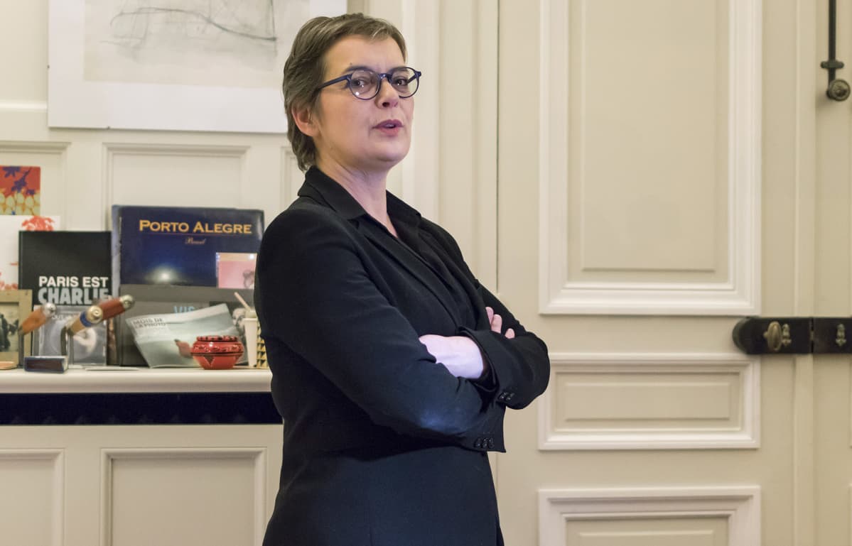 Montparnassen kaupunginosan johtaja Carine Petit uskoo, että liikennevalojen poistaminen parantaa turvallisuutta.