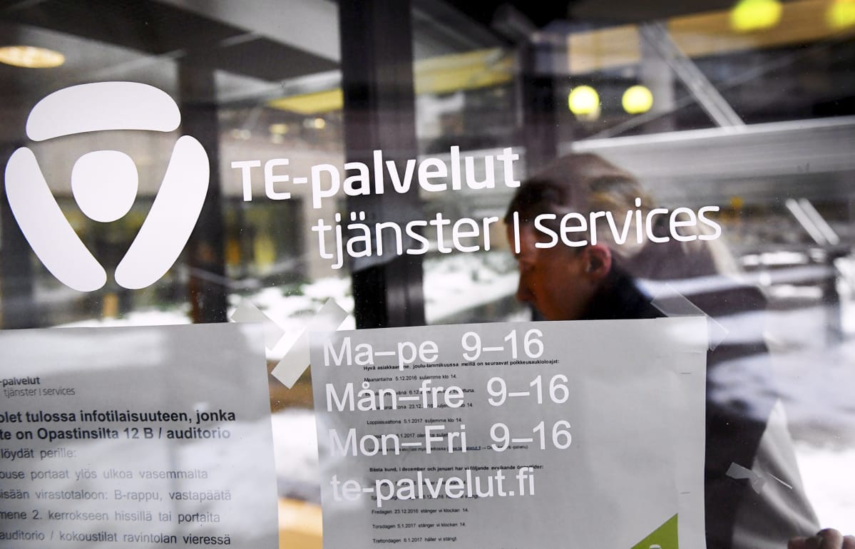 Työnhakija TE-toimistossa Helsingissä.