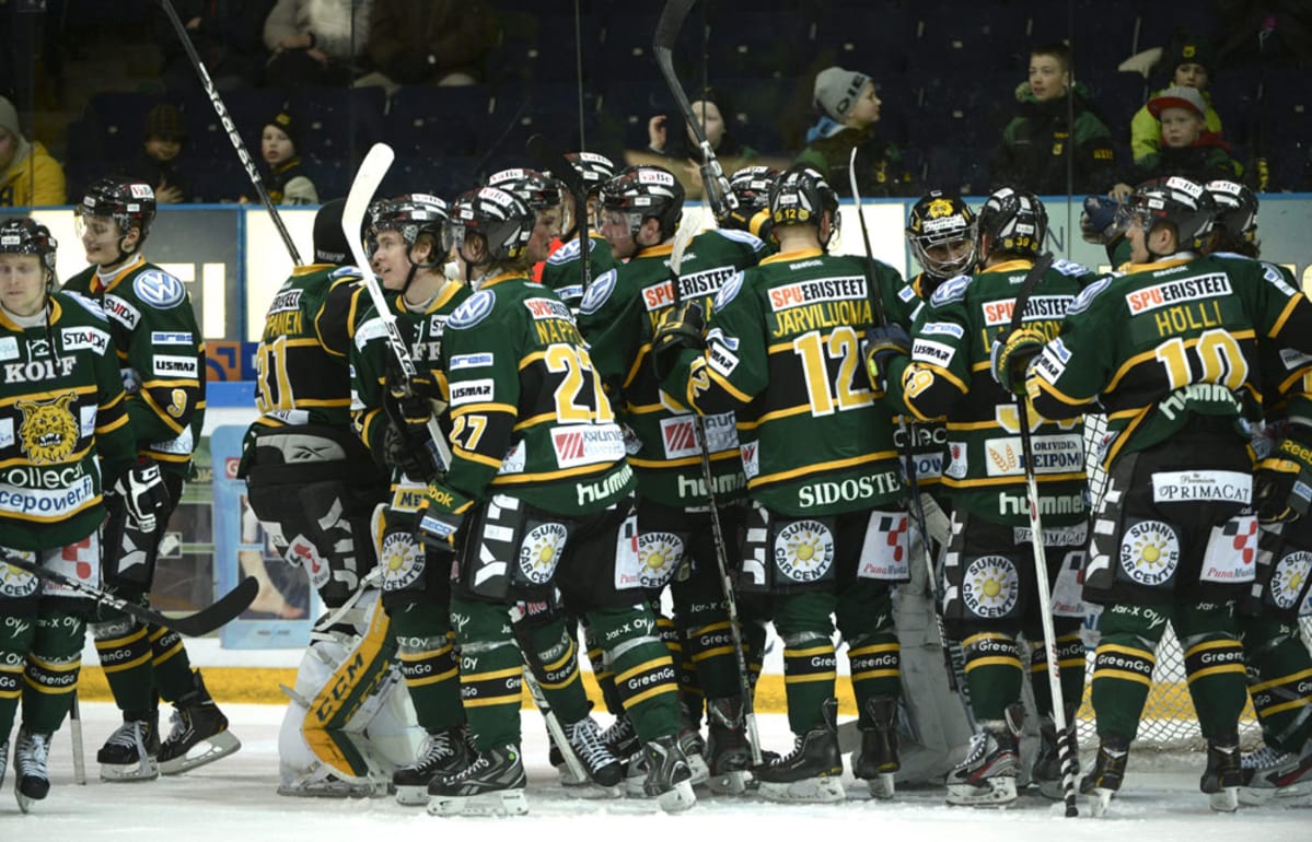 Ilves juhlii liigapaikkansa säilyttämistä voitettuaan Mikkelin Jukurit.