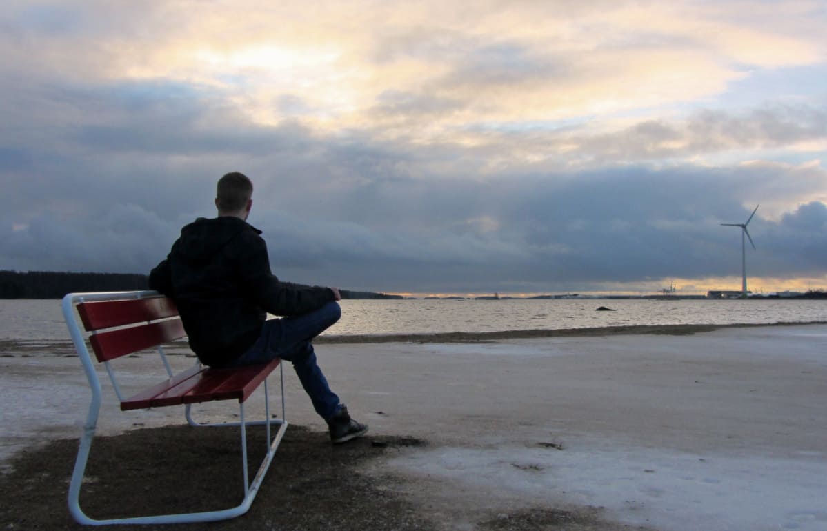 Riku Forsell merenrannalla