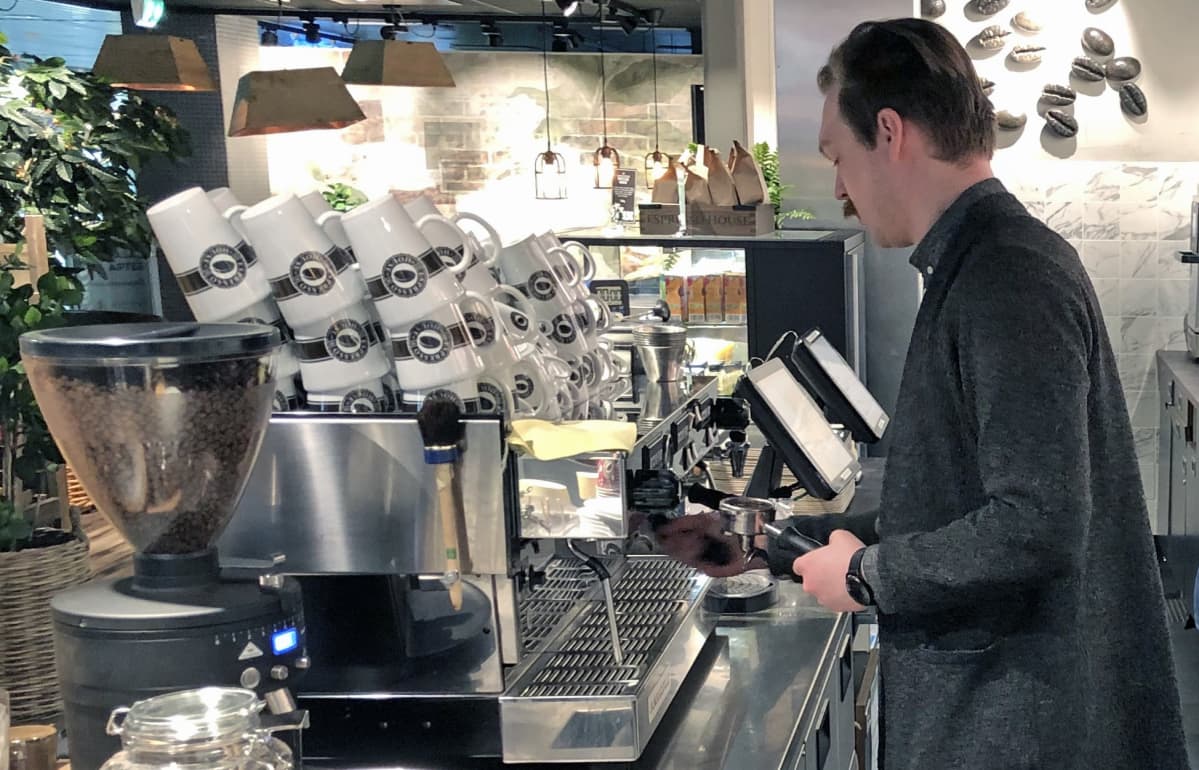 Linus Tuomenvirta töissä kahvilassa