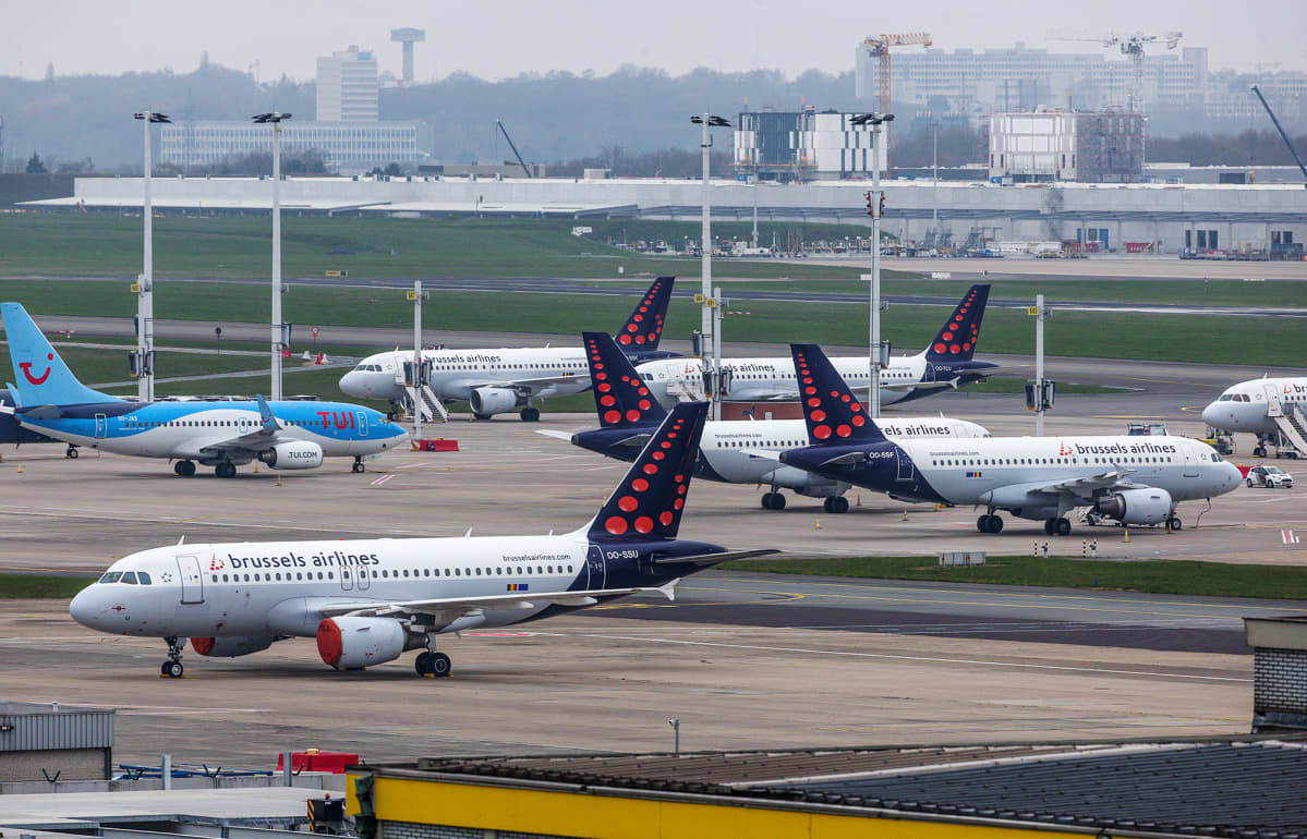 Kuvassa on Brussels Airlinesin lentokoneita kentällä lähellä Brysseliä.
