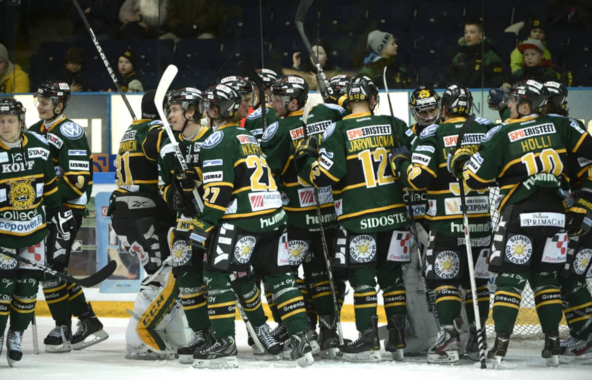 Ilves juhlii liigapaikkansa säilyttämistä voitettuaan Mikkelin Jukurit.