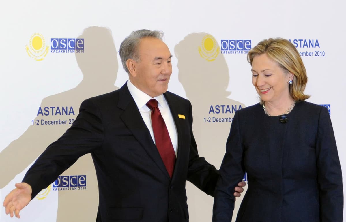 Nursultan Nazarbayev ja Hillary Clinton.