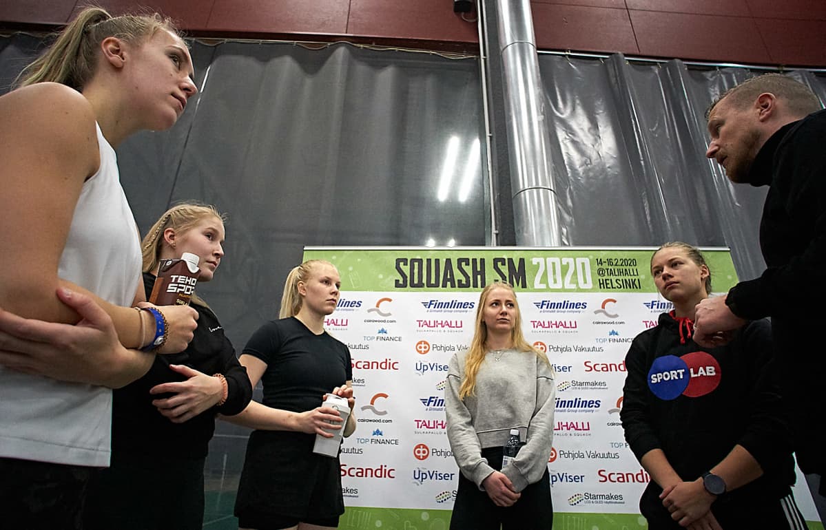 Squashin naisten maajoukkue ja valmentaja Tomi Niinimäki