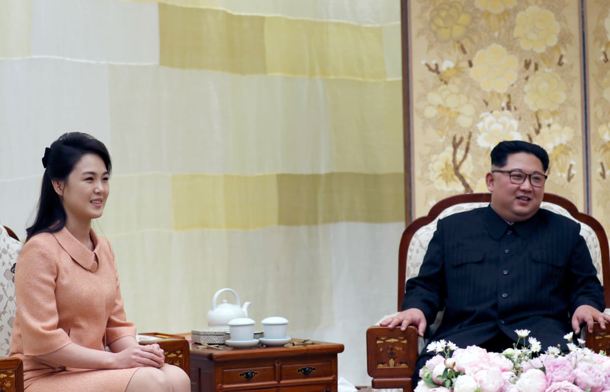 Pohjois-Korean Kim Jong-un ja Ri Sol-ju tapasivat Etelä-Korean presidentin Moon Jae-inin puolisoineen Koreoiden demilitarisoidulla alueella huhtikuussa.