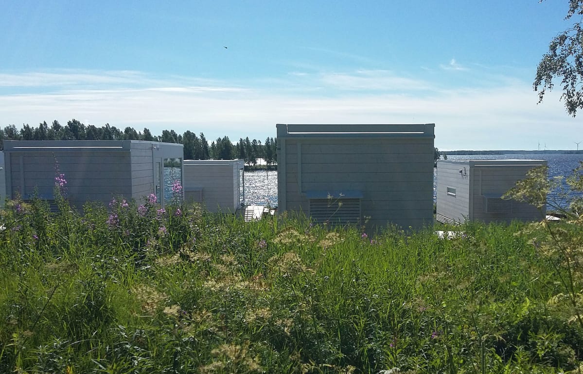 Lumilinna-alueen pienhuvilat kesällä.