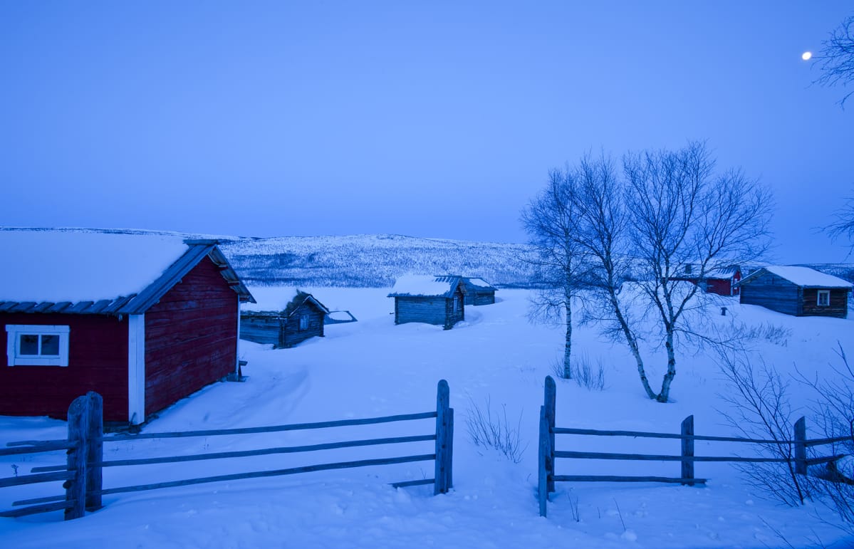 Utsjoen kirkkotuvat kylmänä talvi-iltana.