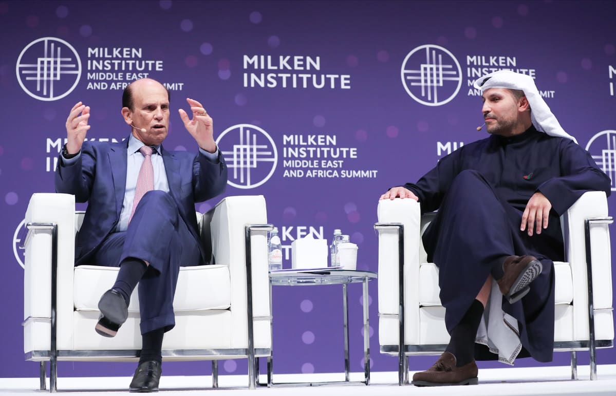 Michael Milken vasemmalla ja oikealla Khaldoon Khalifa Al Mubarak.