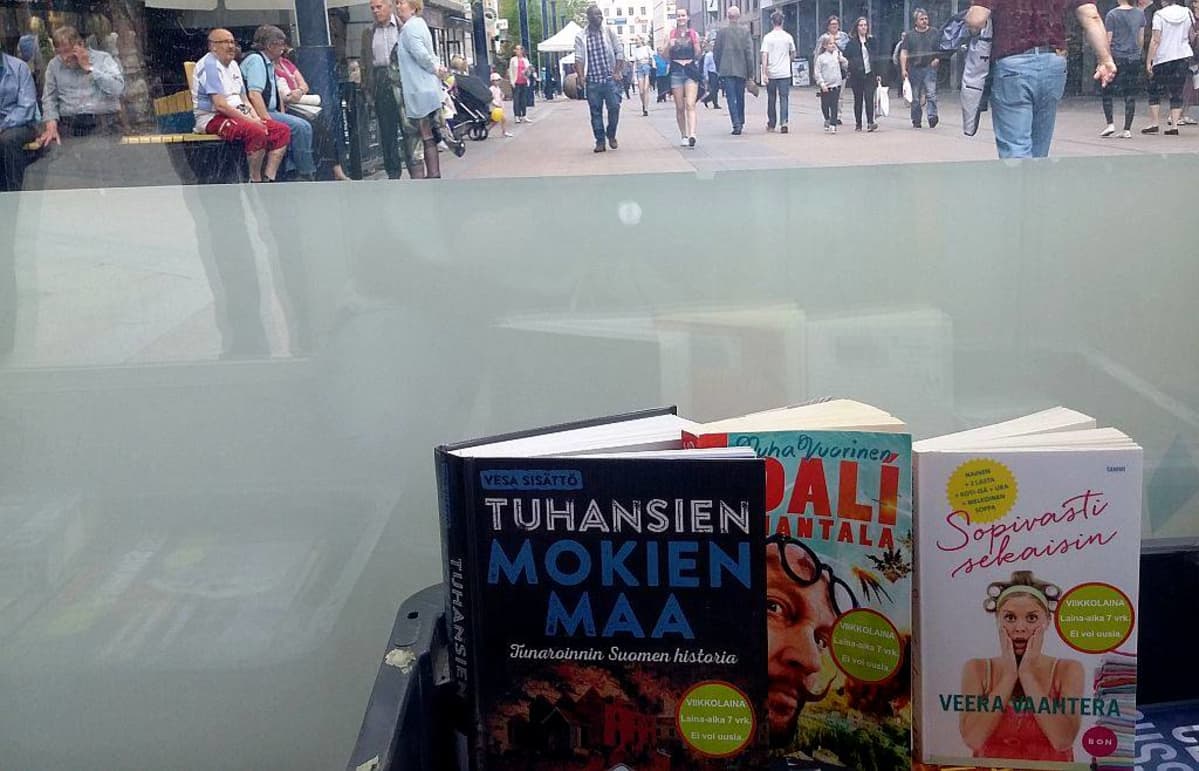 Kirjoja konttikirjastossa Jyväskylässä.