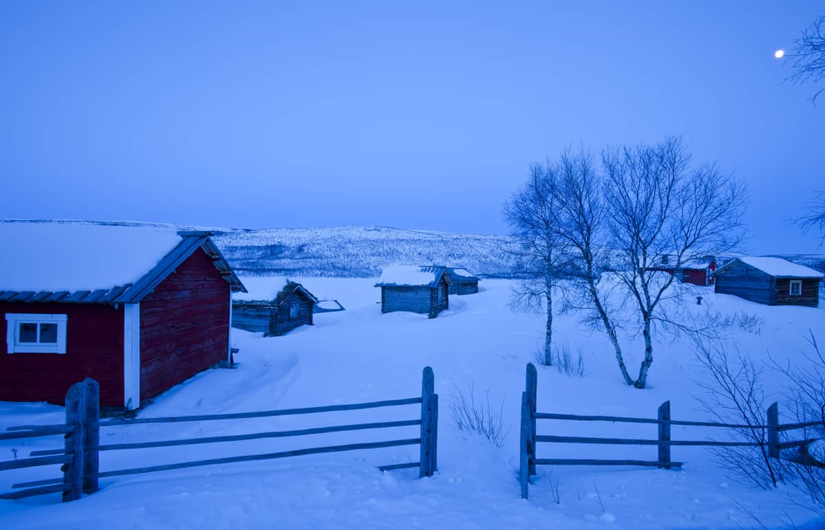 Utsjoen kirkkotuvat kylmänä talvi-iltana.