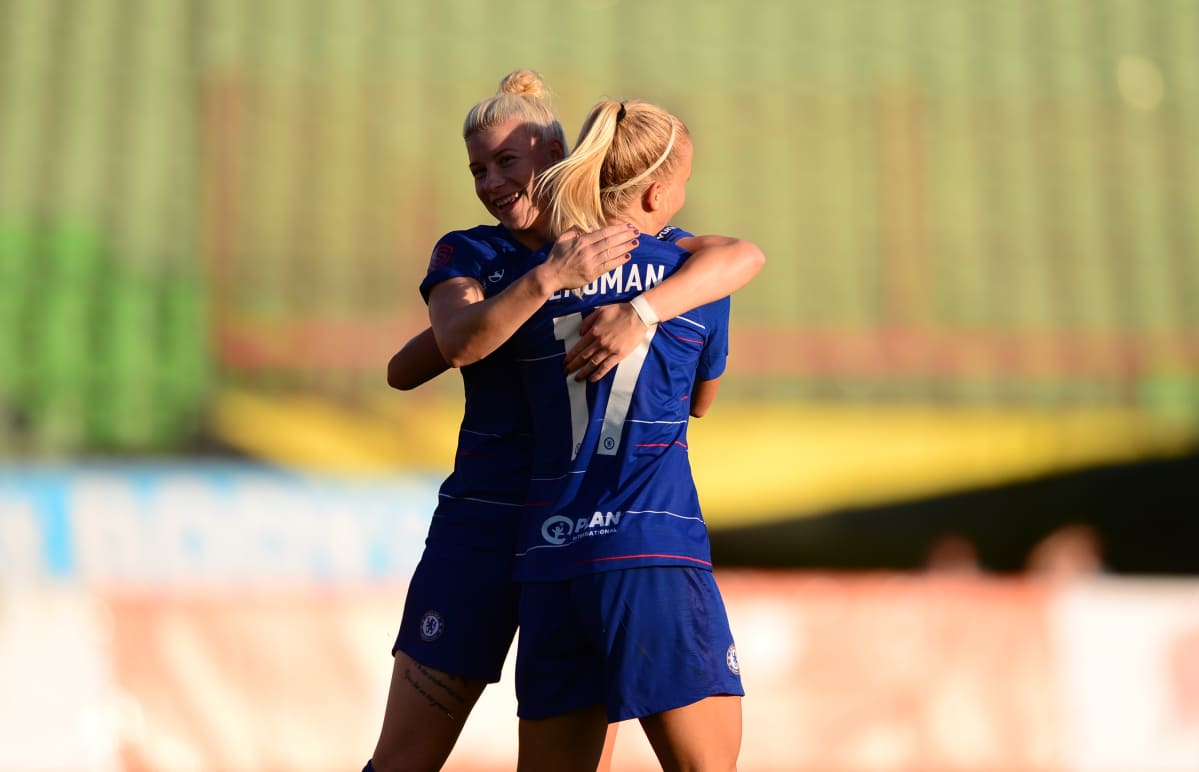 Chelsean Adelina Engman ja Bethany England juhlivat maalia.