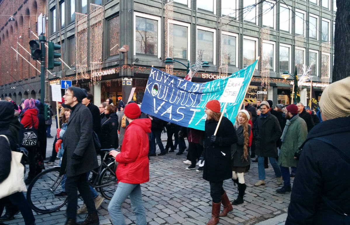 Mielenosoittajia Helsingin keskustassa 1. joulukuuta.