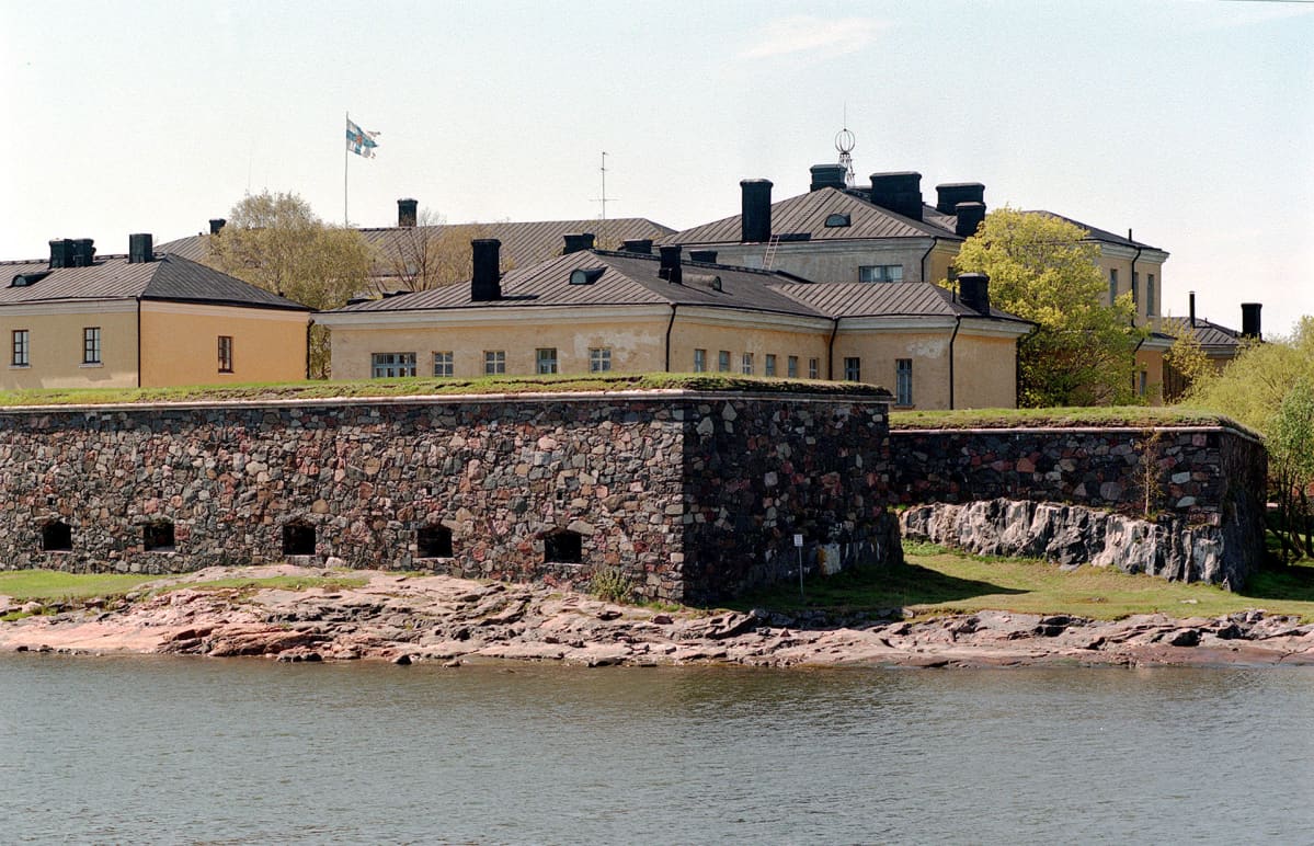Merisotakoulu Suomenlinnassa.