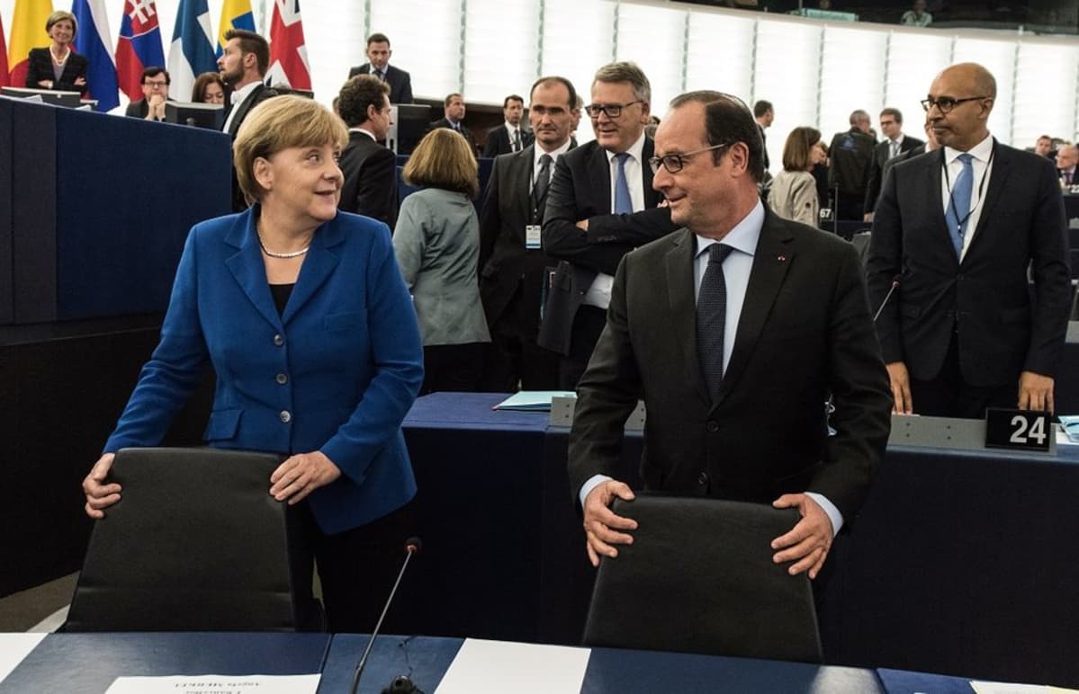 Saksan liittokansleri Angela Merkel ja Ranskan presidentti Francoise Hollande valmistautuvat puhumaan Euroopan parlamentissa.