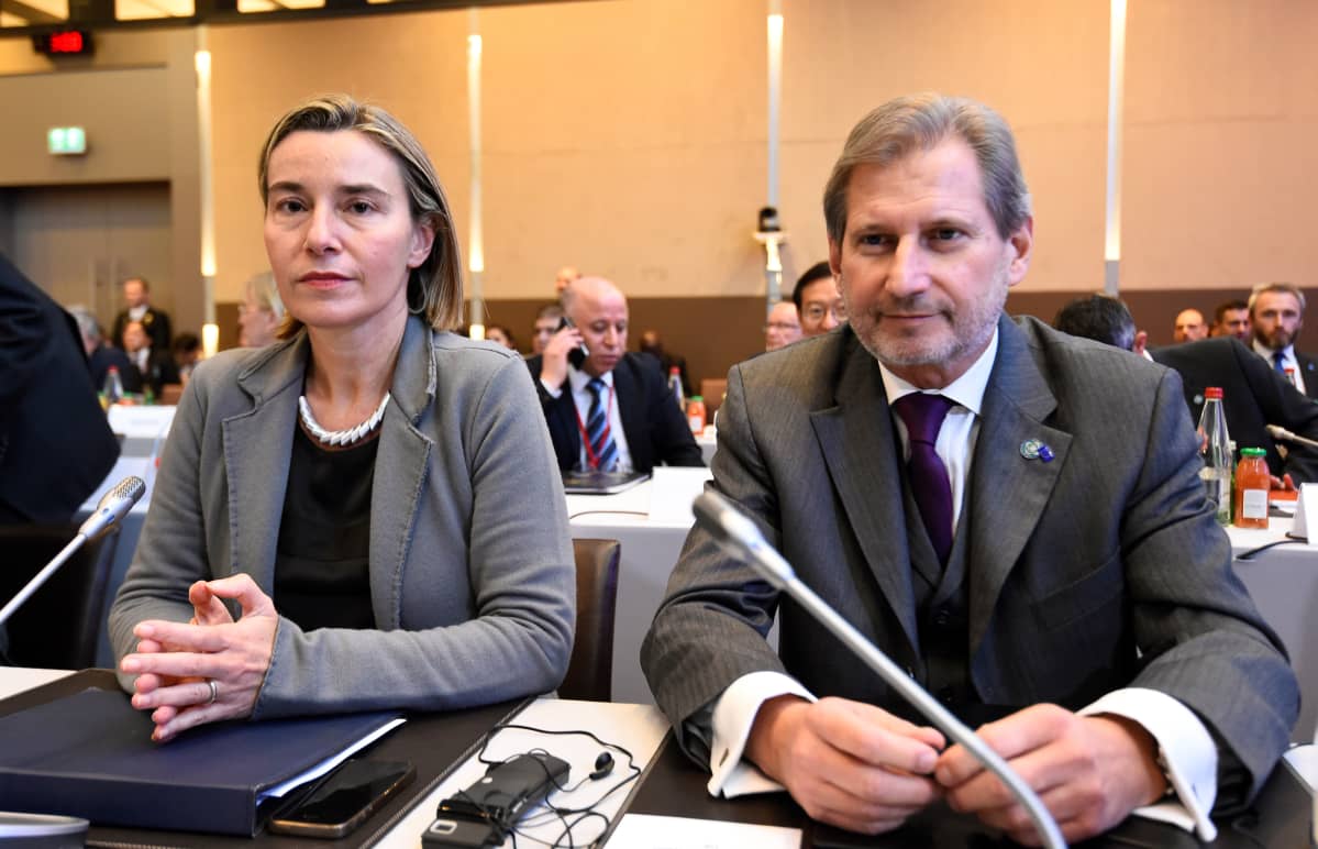 Frederica Mogherini ja Johannes Hahn istuntosalissa.