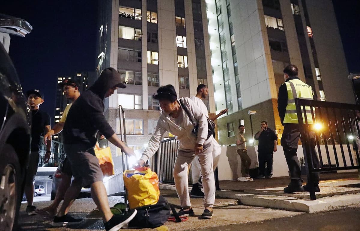 Chalcots Estate -tornirakennuksista evakuoitiin noin 4 000 asukasta Camdenissa, Lontoossa.