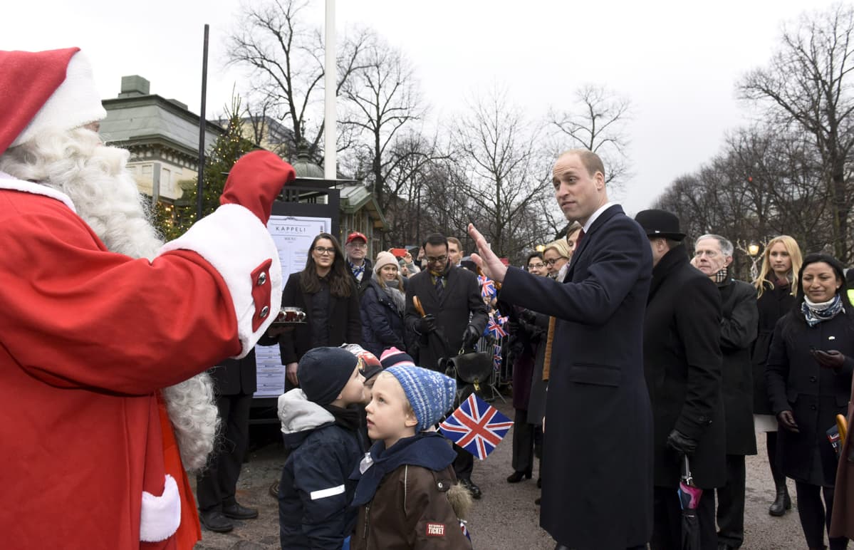Prinssi William Espalla joulupukin kanssa.