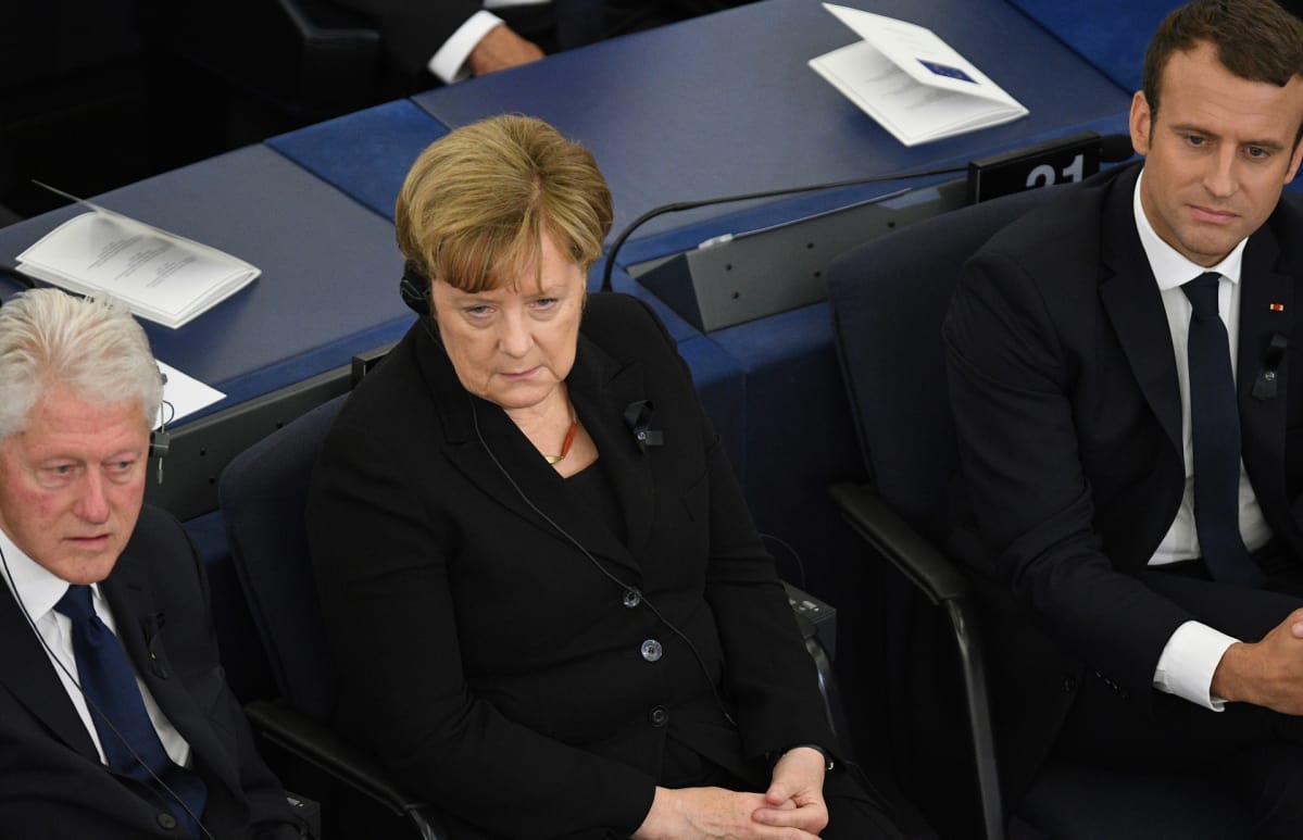 Bill Clinton, Angela Merkel ja Emmanuel Macron Helmut Kohlin muistotilaisuudessa Euroopan parlamentissa.