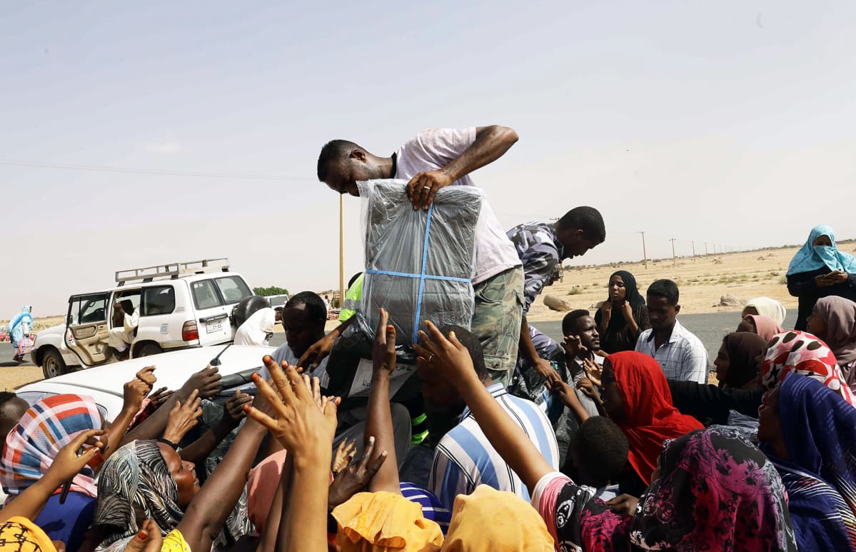 Avustustarvikkeiden jakoa Wad Ramlissa Sudanissa.