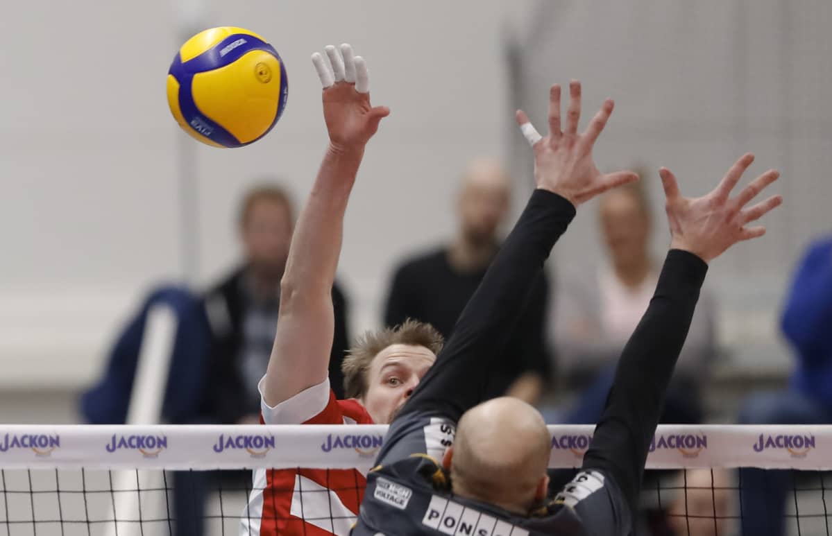 VaLePan Mikko Oivanen ja Savo Volleyn Antti Siltala lentopallon miesten Suomen Cupin finaalissa