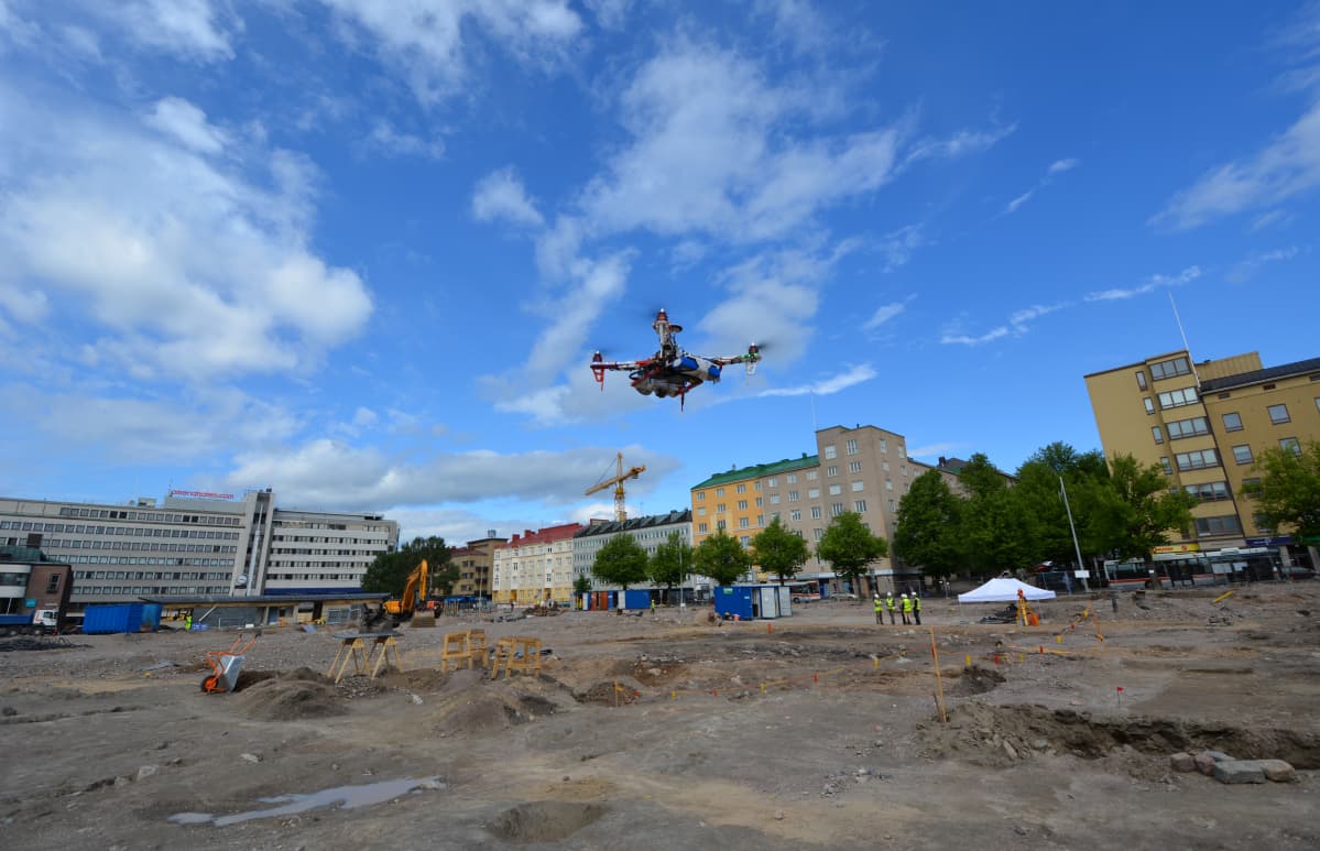 Radio-ohjattava helikopteri kuvaa Lahden torin työmaata.
