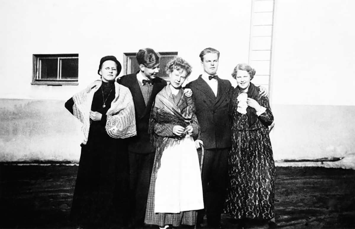 Arkadian yhteislyseon vanhojenpäivään osallistujia koulun pihalla vuonna 1948.
